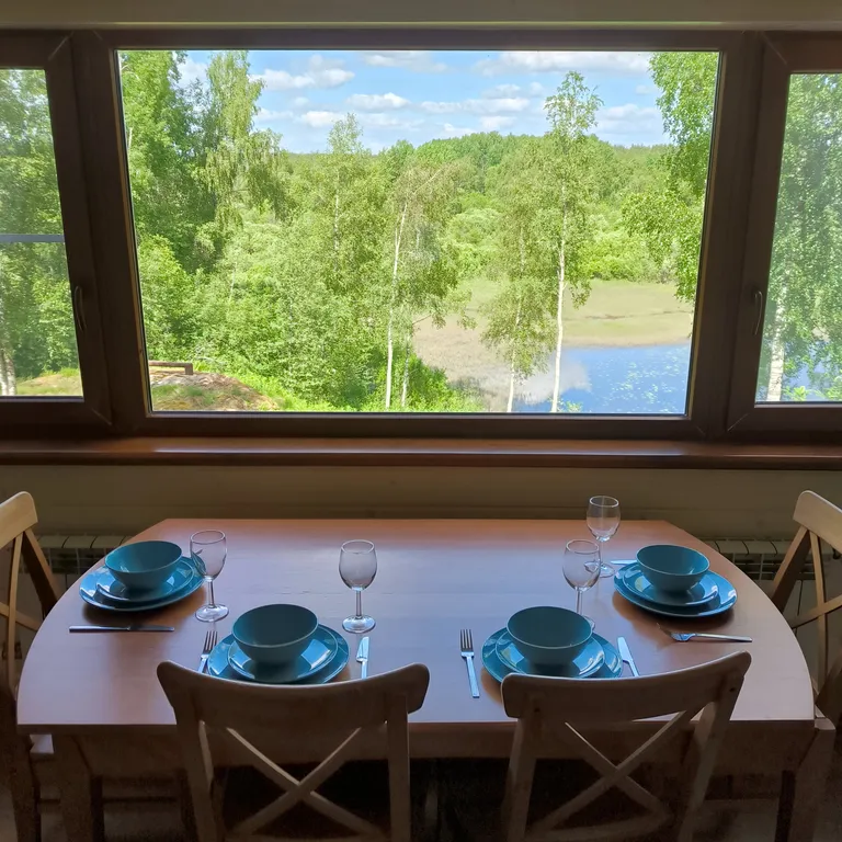 Дом на скале с видом на озеро