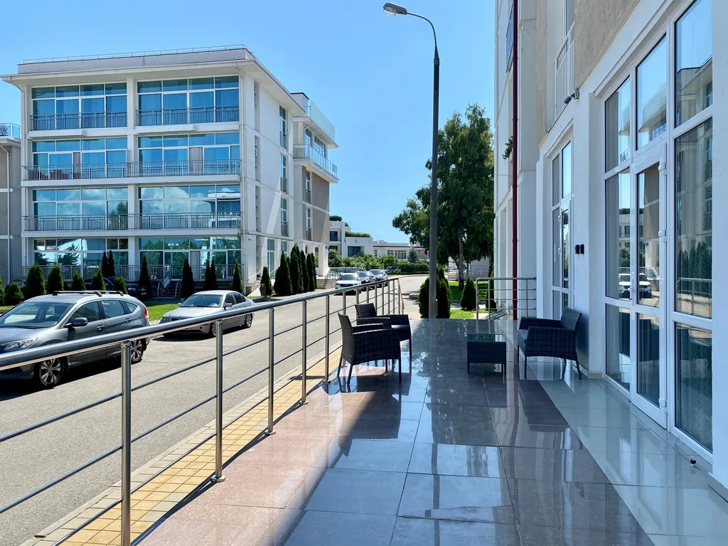 Просторная студия с террасой на первой линии