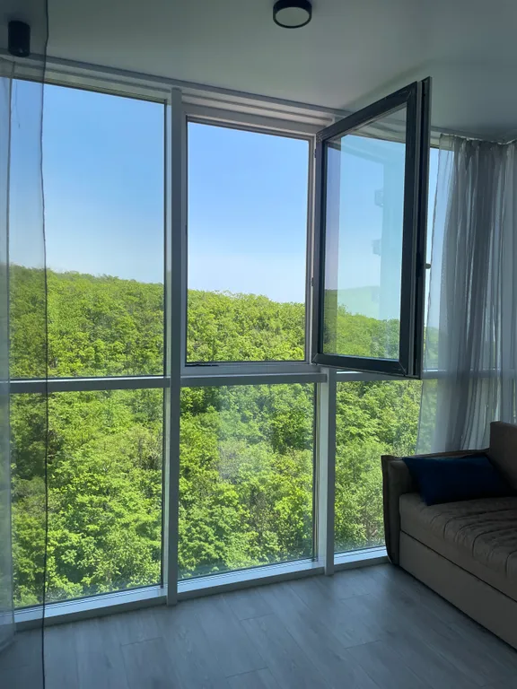 Апартаменты с панорамными окнами на лес и море и роскошным двором