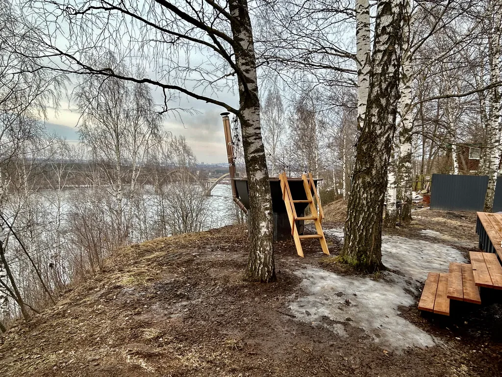 Дом с чаном на берегу реки