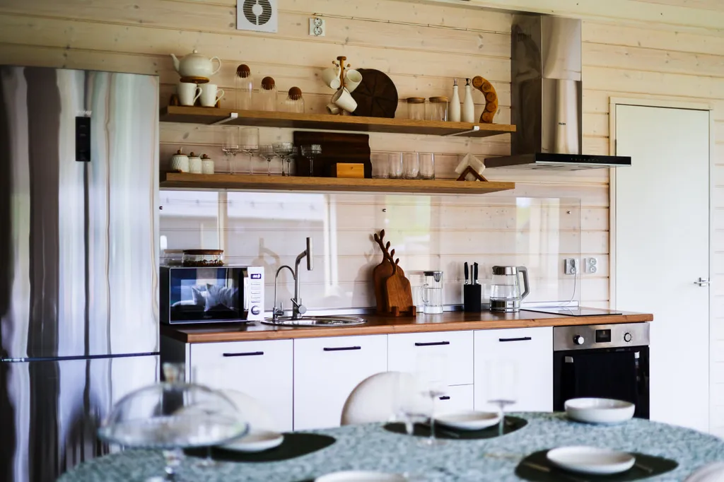 Белый дом на берегу водохранилища