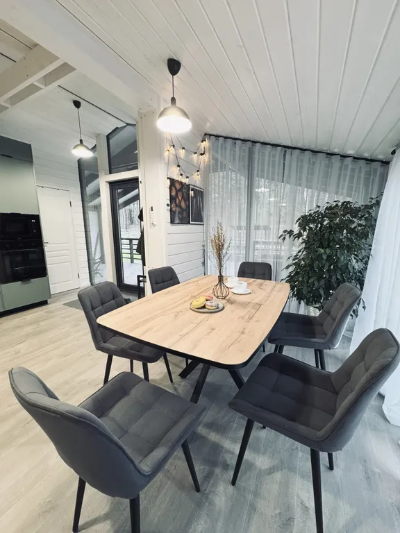 Дом у реки в сосновом лесу