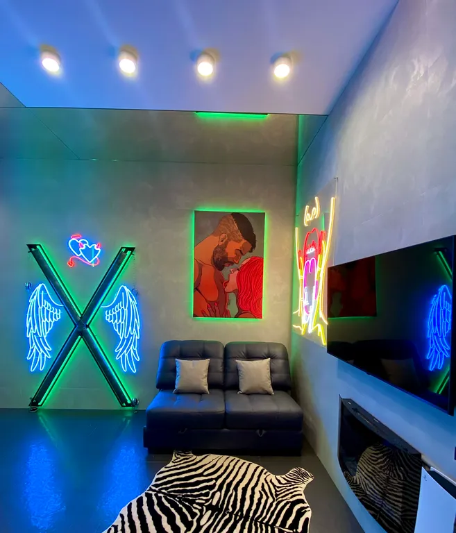 Панорамная квартира с джакузи и камином