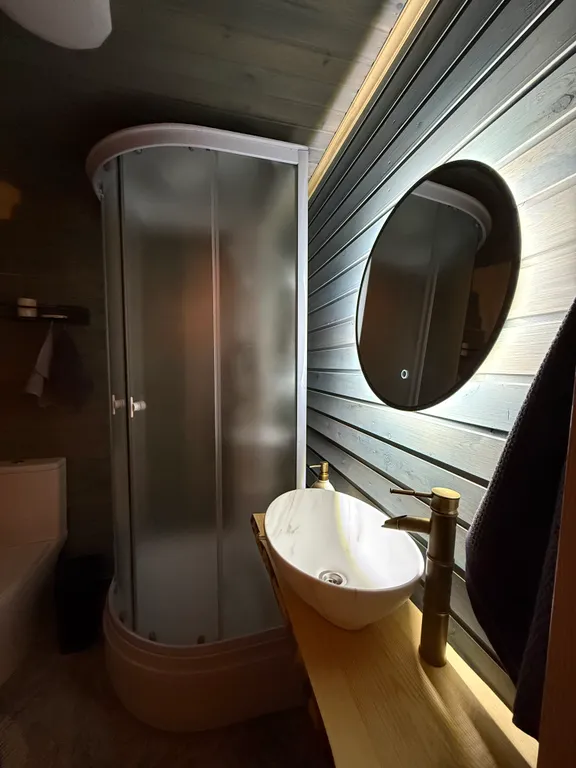 Купольный домик в окружении леса