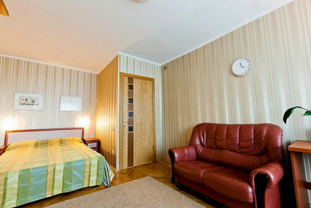 Квартира у входа в метро Фрунзенская, Юбилейная площадь