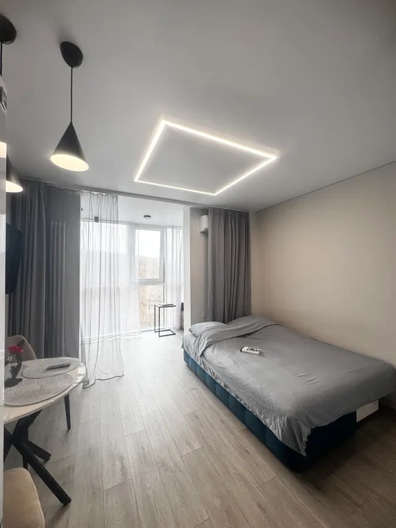 Апартаменты с панорамными окнами на лес и море и роскошным двором