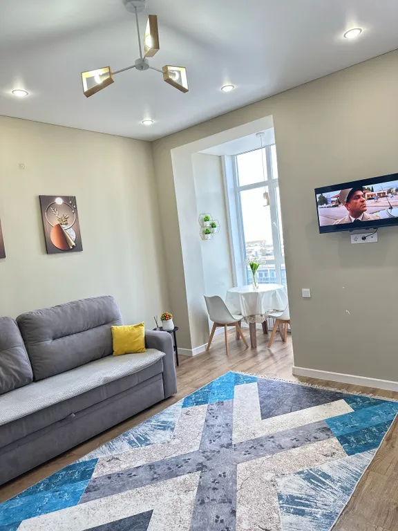 Романтичная светлая квартира с витражными окнами