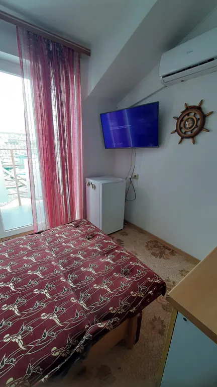 Студия на причале с видом на яхты  и чаек