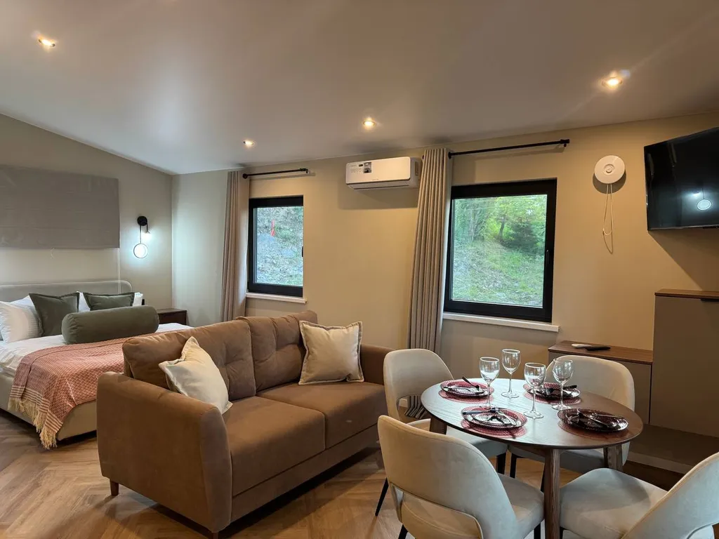 Дом проживание на вершине горы с видом на озеро, горы и лес