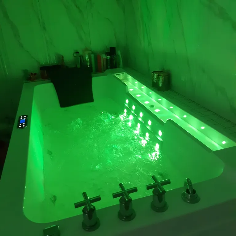 Шикарная квартира с гидромассажем напротив парка