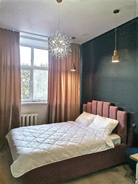 Уютная студия с оформлением в светлых и стильных тонах