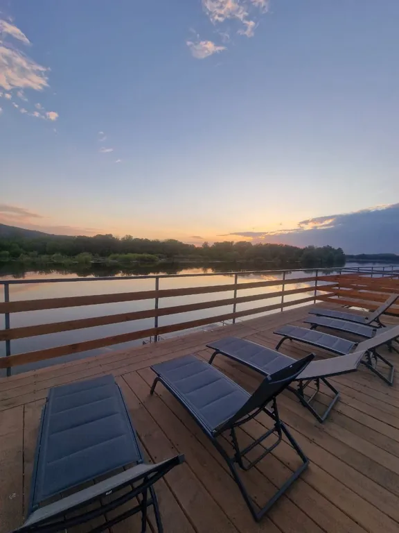 Уютный домик в стиле hi-tech на берегу реки