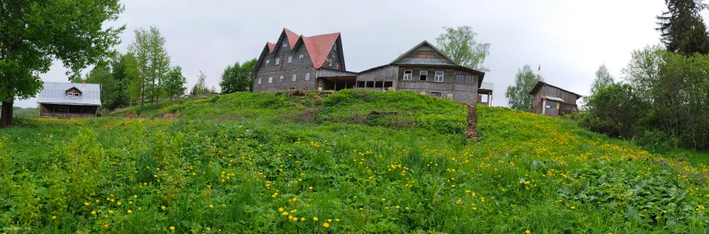 Деревенский домик на берегу озера