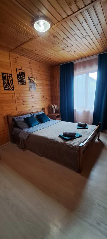 Домик у пруда с тёплым бассейном