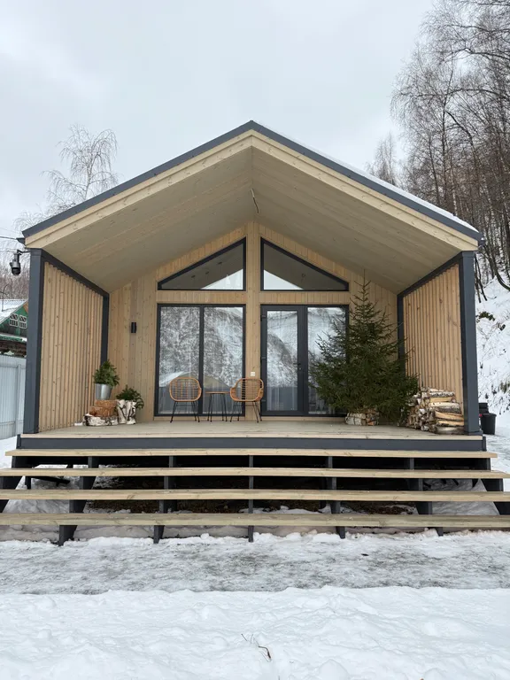 Дом Никольский с видом на главную достопримечательность