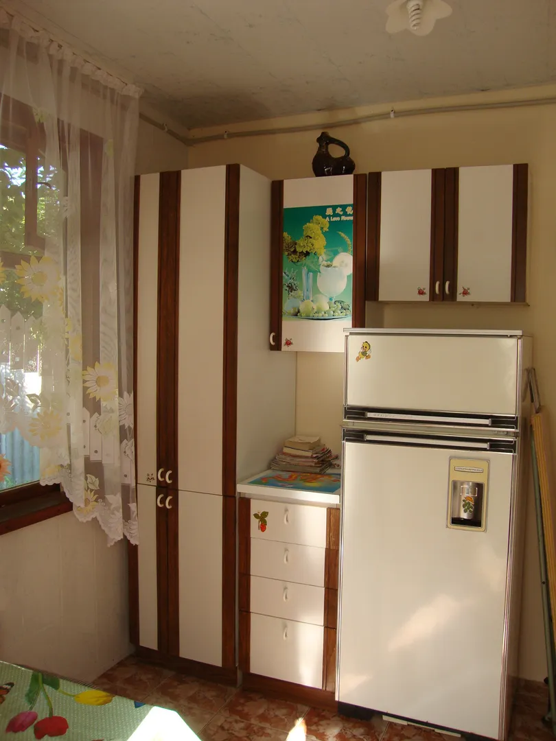 кухня и холодильник для 3-х номеров эконом класса, одно,  двух и трехместных