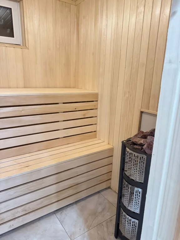 Загородный коттедж White house с бассейном и сауной