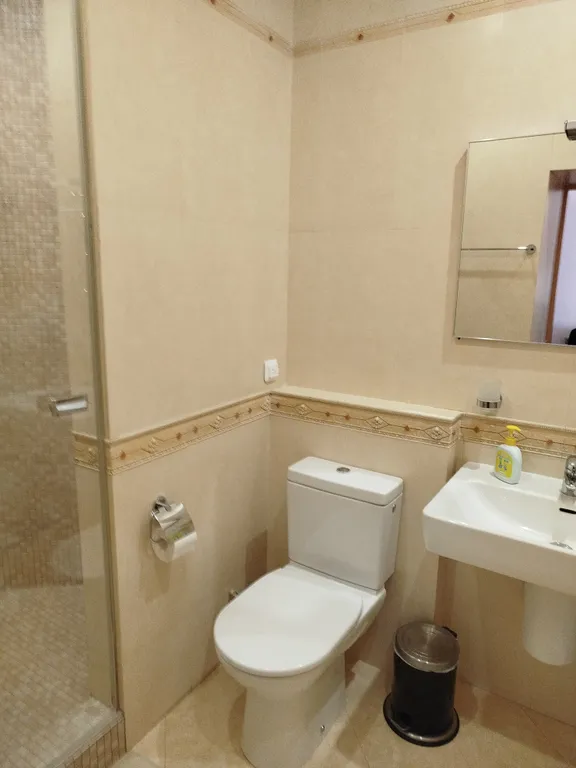 Огромная квартира с бассейном и видом на море