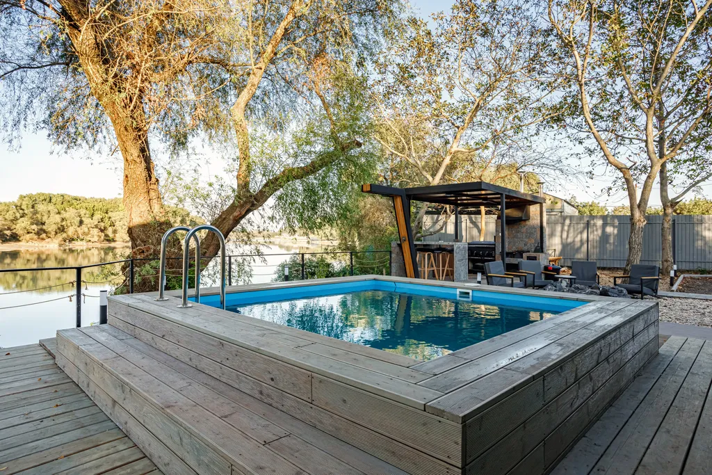 Дом на берегу реки