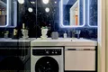 В ванной комнате имеется стиральная машина, а над раковиной шкаф с зеркалом с подсветкой, несколько розеток.