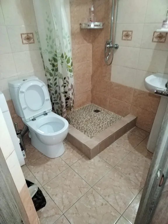 Танхаус камином трёхэтажный, с балконом, 3 комнаты не изолированные.