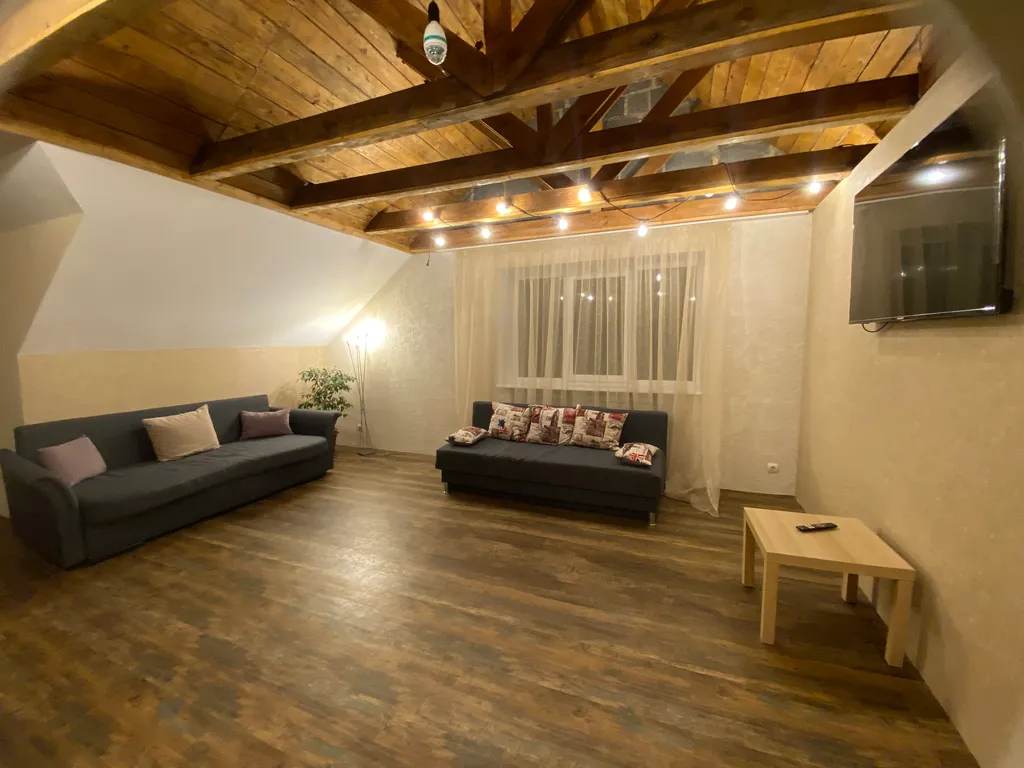 Дом с камином в лесу возле залива