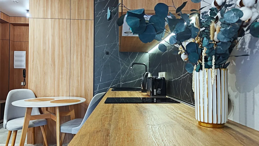 Студия в центре с балконом и видом на горы + бассейн/сауна