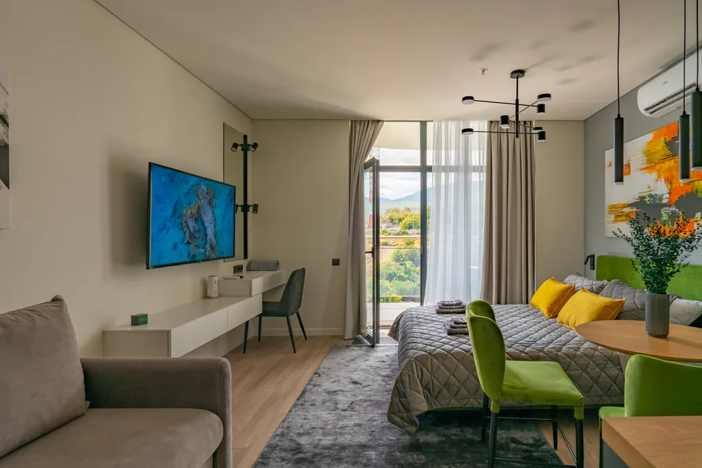 Дизайнерская студия LS-GREEN с боковым видом на море с 13 этажа