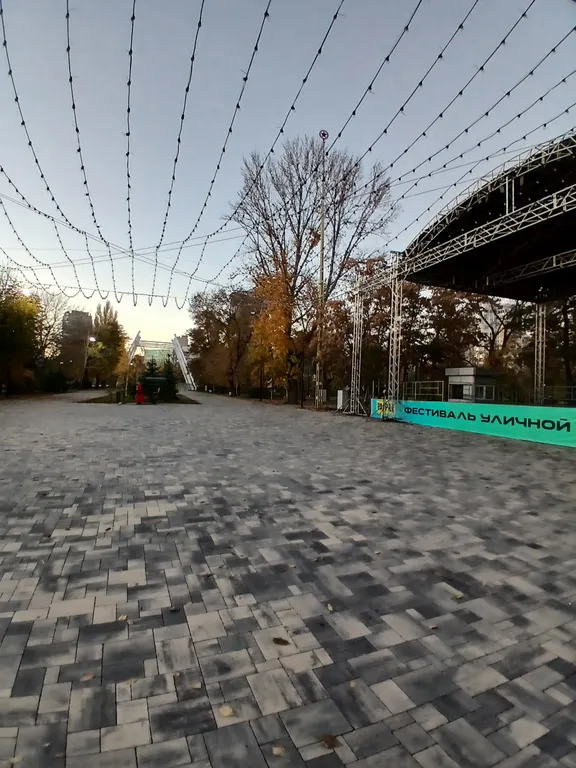 Жизнь с видом реку: огромная лоджия с панорамным остеклением в пол!