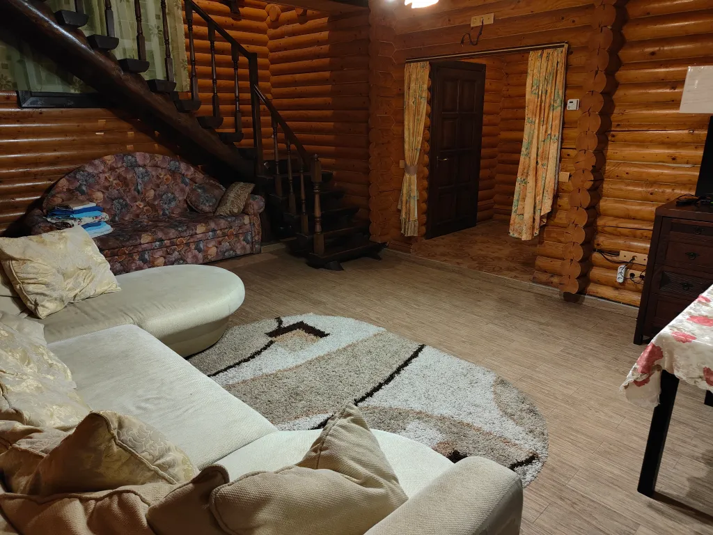 Деревянный коттедж с озером в горах