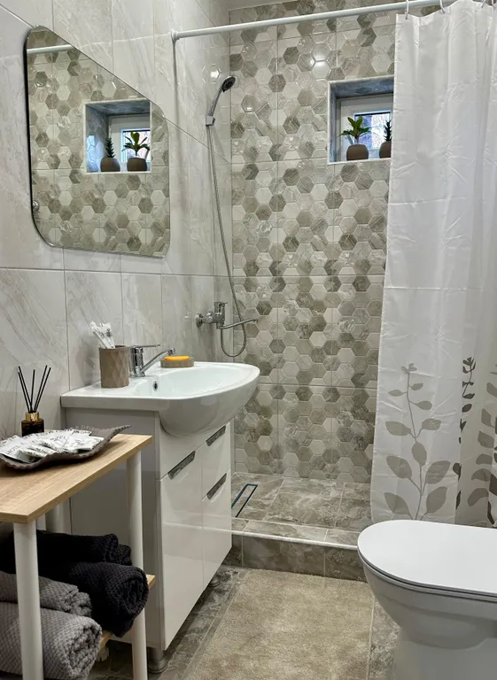 Светлая, чиста квартира в центре Владикавказа. Парковки во дворе  нет.