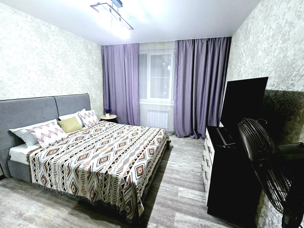 Шикарная квартира с огромным телевизором