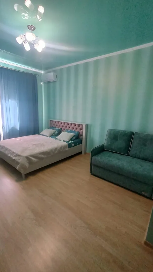 В комнате- двуспальная кровать и раскладывающийся диван для удобства гостей