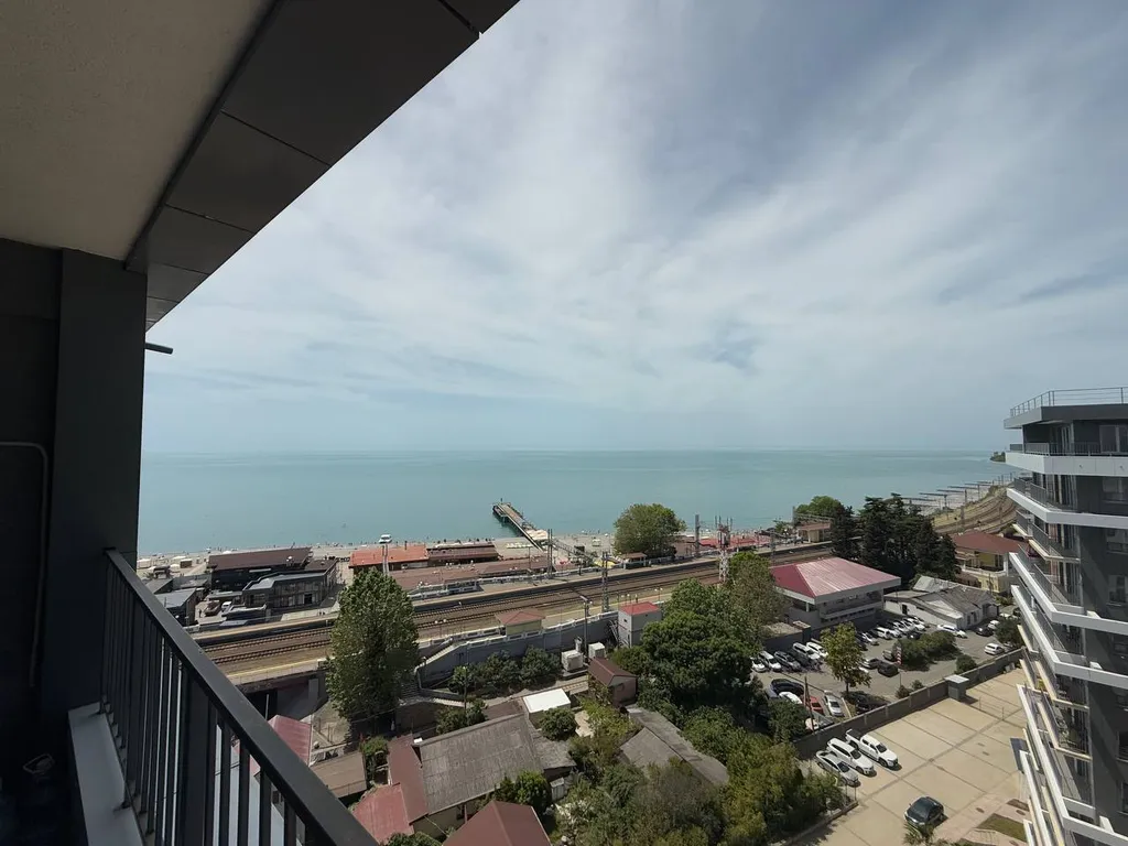 Ретро студия с панорамными окнами с видом на море, бассейн