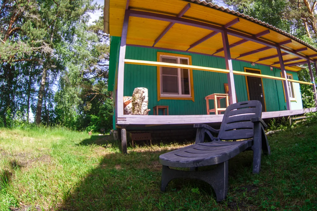 Уютный деревянный дом на берегу реки