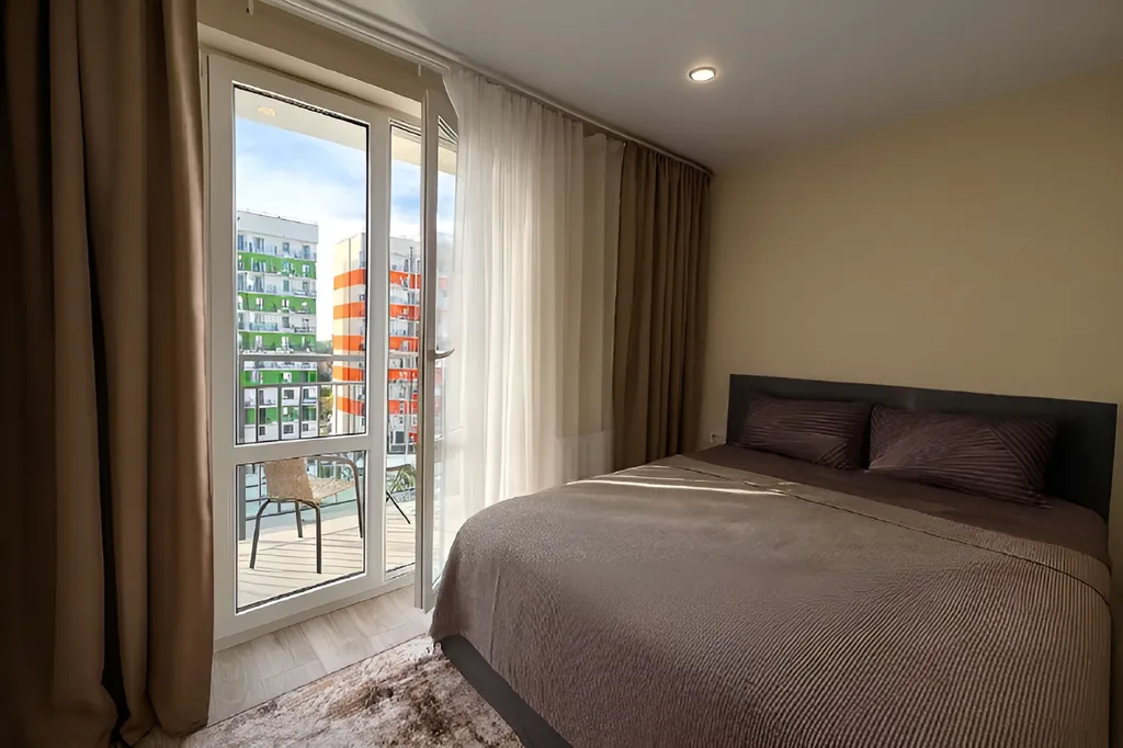 Студия с балконом и парковкой, рядом с набережной