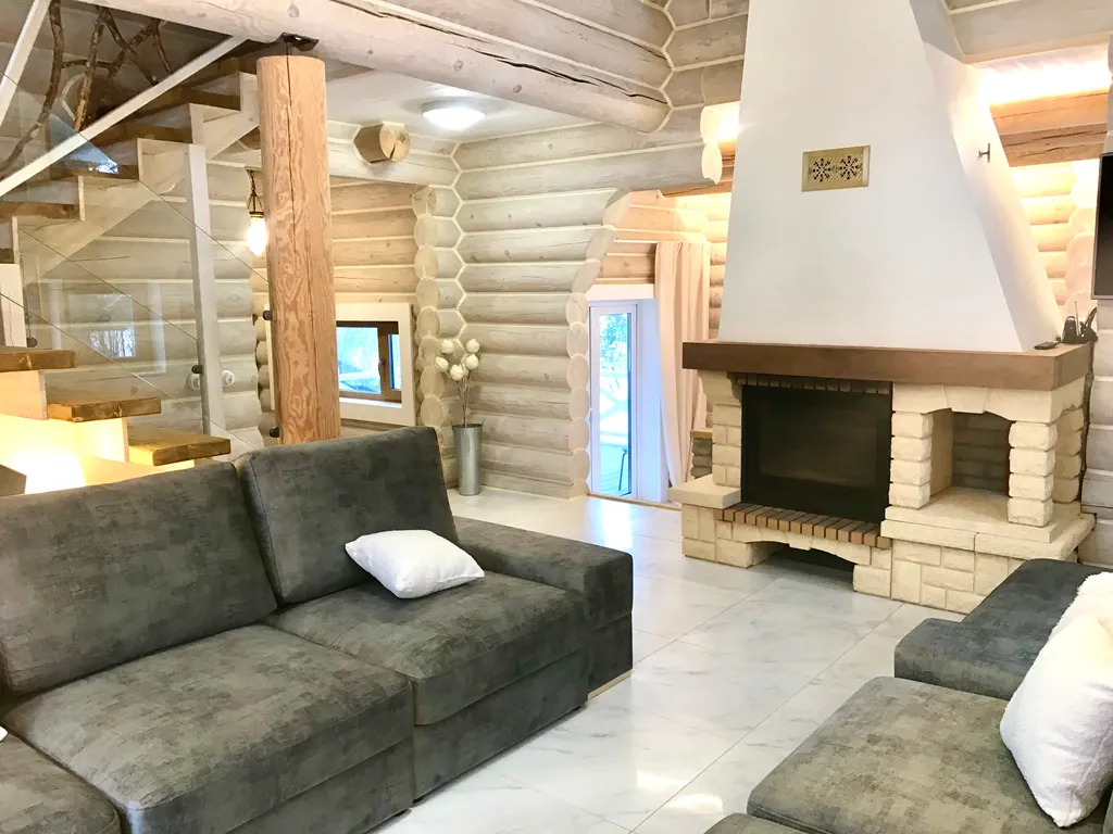 Дом на скале с видом на озеро