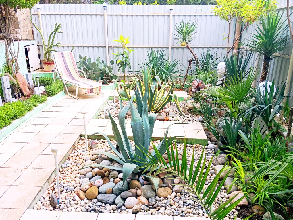 Дом 2 уровня со своим двором