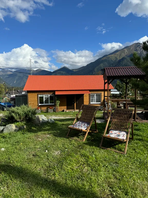 Часть дома с видом на горы