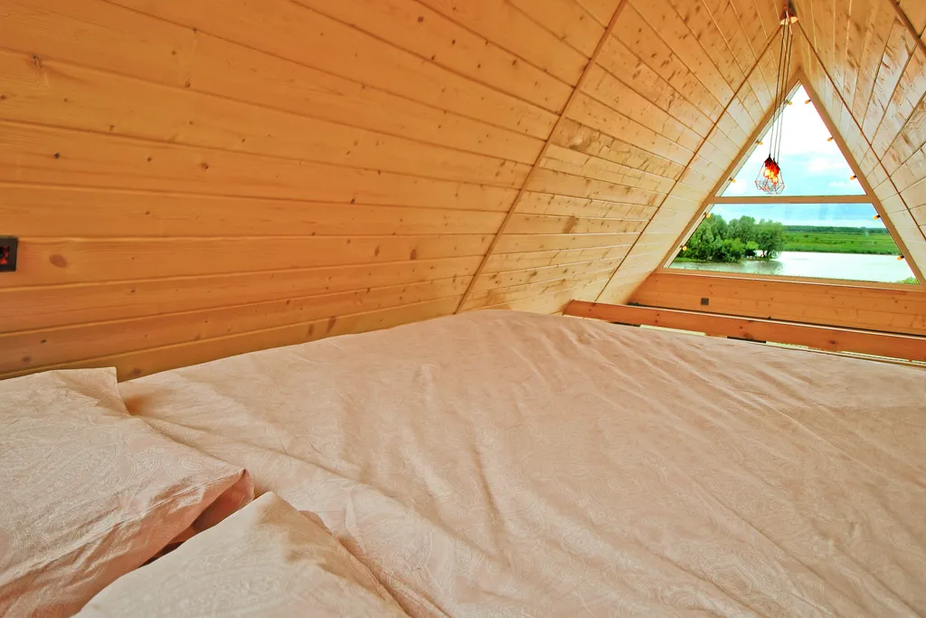 А-фрейм Ель на берегу реки