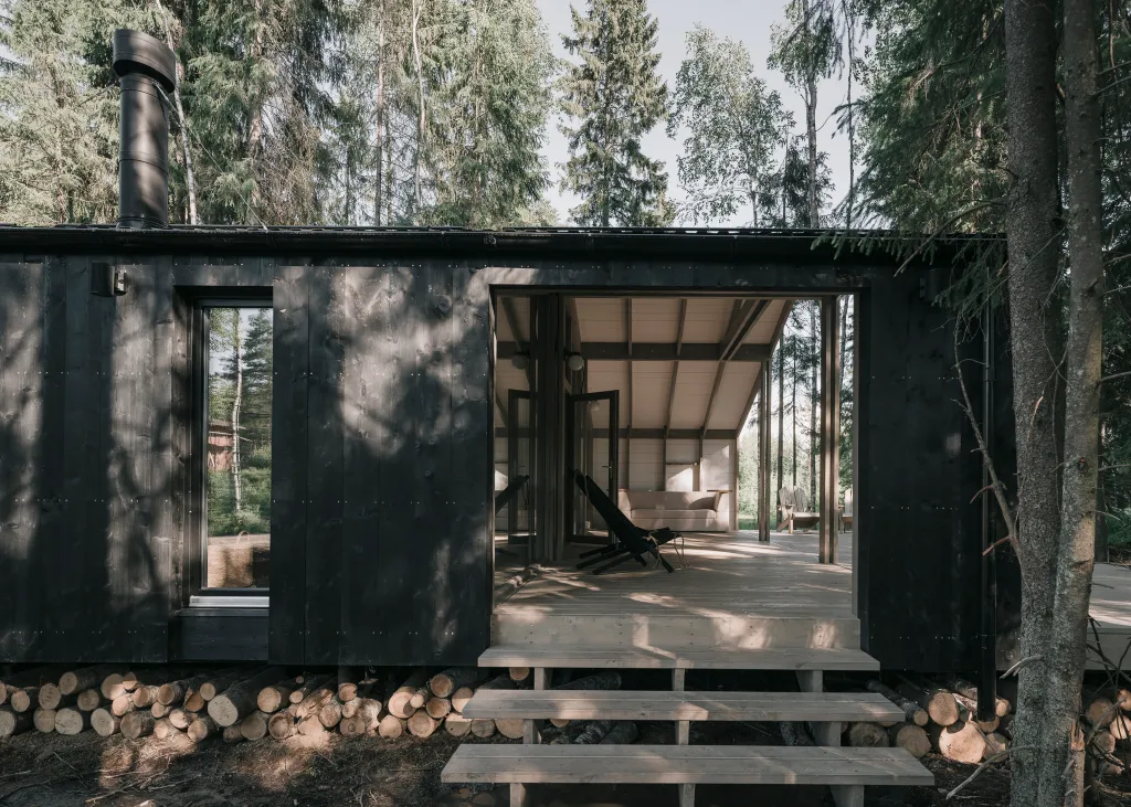 Загородный дом с террасой, баней и видом на лес