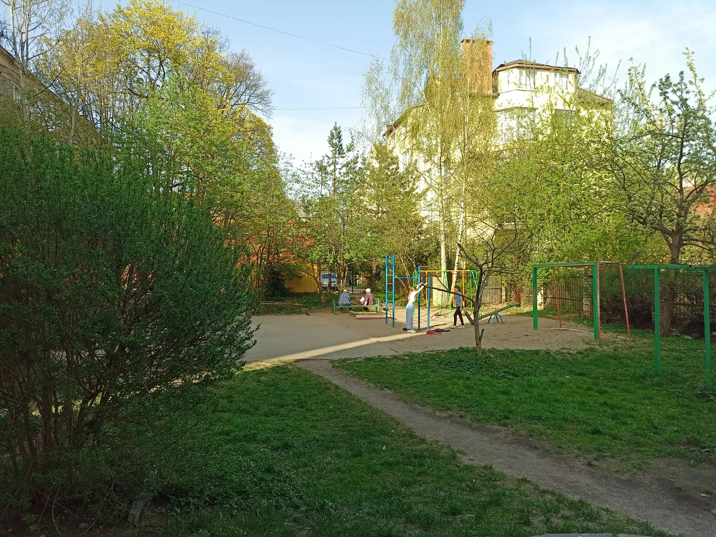 Детская площадка во дворе
