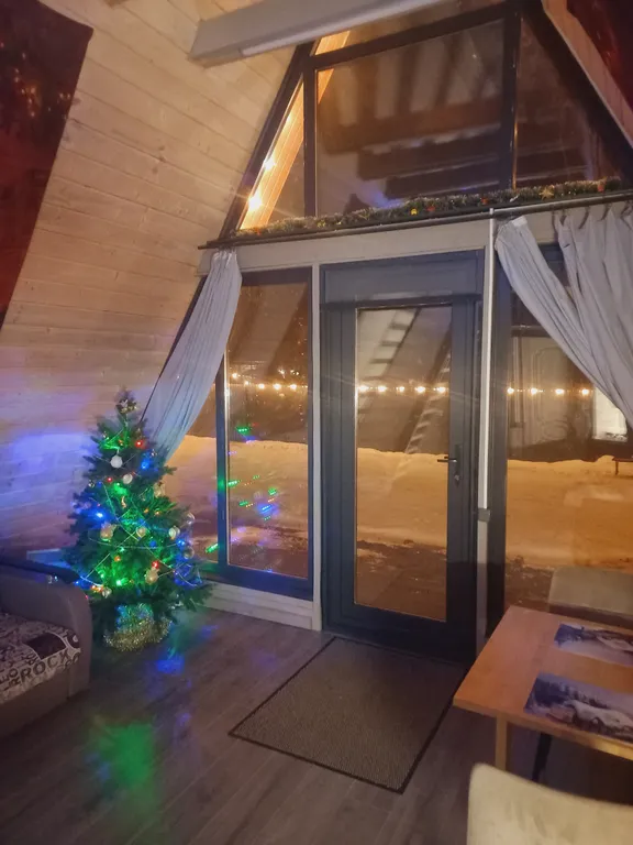 Дом А-фрейм с видом на лес