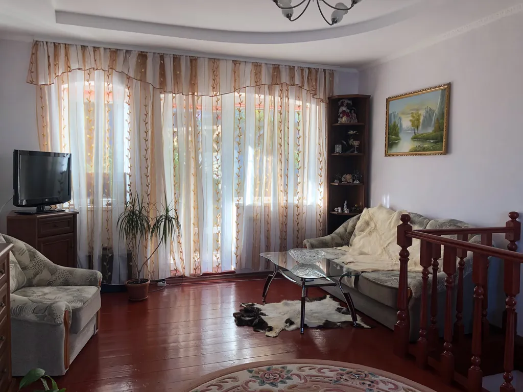 Двухэтажный дом с шикарным уютным двором в самом центре