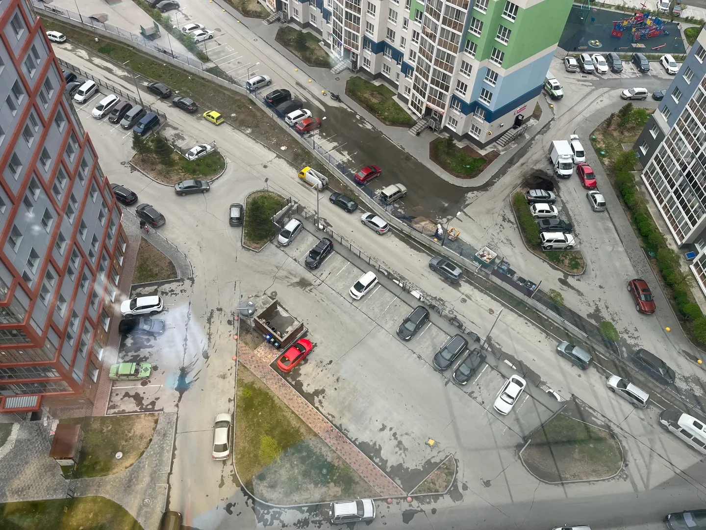 Парковка под окнами