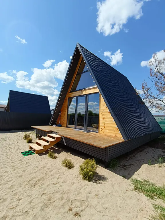 Уютный А-фрейм с чаном у озера