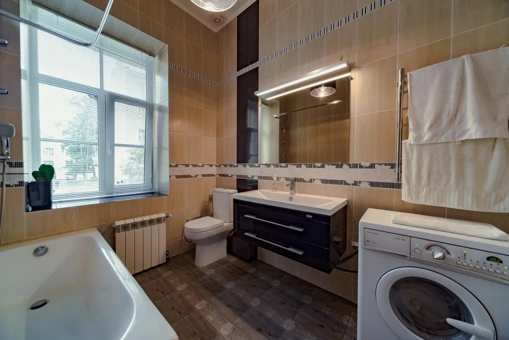 В центре, с видом на Адмиралтейский канал и "Новую Голландию"