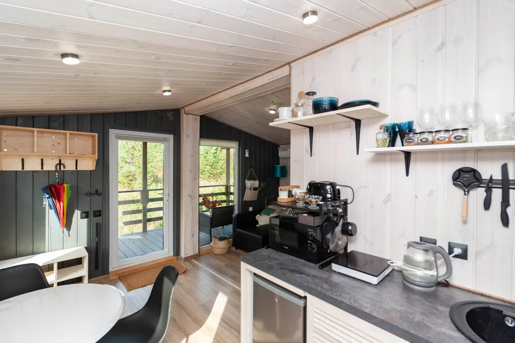 Темный домик на опушке леса