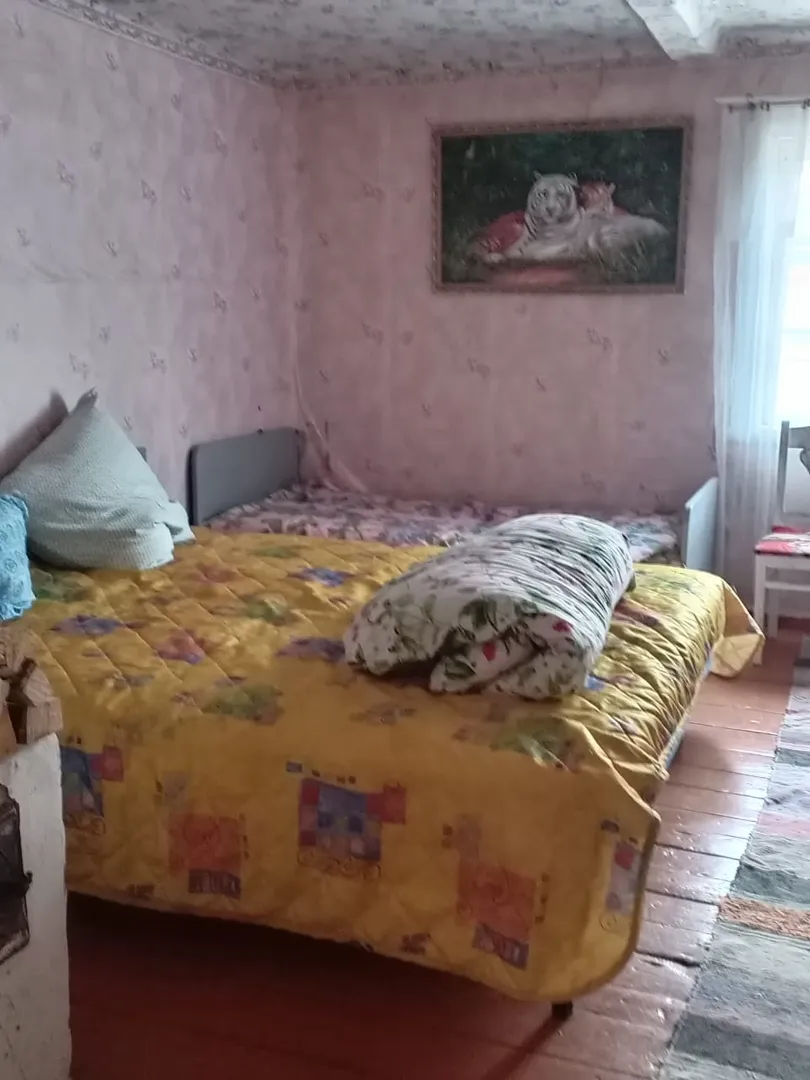 Большая кровать и три односпальные в маленькой комнате