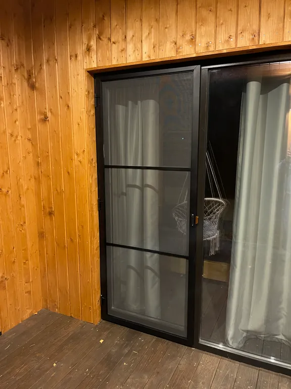 Коттедж Домик в лесу у озера для семейного отдыха — Турбаза Чайка